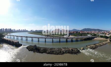 (210725) -- QUANZHOU, 25 luglio 2021 (Xinhua) -- Foto aerea scattata il 7 luglio 2021 mostra il sito del Ponte Shunji a Quanzhou, provincia del Fujian della Cina sudorientale. La Cina 'Quanzhou: Emporium of the World in Song-Yuan China' è stata aggiunta alla Lista del Patrimonio Mondiale dell'UNESCO come sito culturale la Domenica, portando il numero totale dei siti del paese patrimonio mondiale dell'UNESCO a 56. Quanzhou, una città costiera della provincia cinese di Fujian, era un centro commerciale marittimo globale di ritorno nelle dinastie di Song e Yuan. (Xinhua/Jiang Kehong) Foto Stock