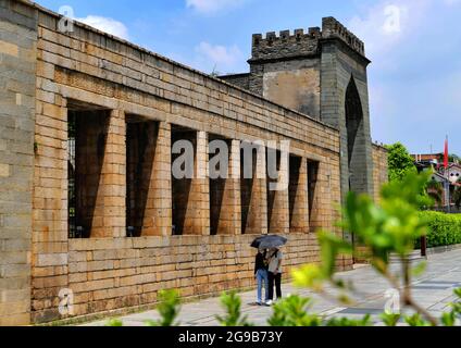 (210725) -- QUANZHOU, 25 luglio 2021 (Xinhua) -- Foto scattata il 6 luglio 2021 mostra la Moschea di Qingjing a Quanzhou, provincia del Fujian della Cina sudorientale. La Cina 'Quanzhou: Emporium of the World in Song-Yuan China' è stata aggiunta alla Lista del Patrimonio Mondiale dell'UNESCO come sito culturale la Domenica, portando il numero totale dei siti del paese patrimonio mondiale dell'UNESCO a 56. Quanzhou, una città costiera della provincia cinese di Fujian, era un centro commerciale marittimo globale di ritorno nelle dinastie di Song e Yuan. (Xinhua/Wei Peiquan) Foto Stock