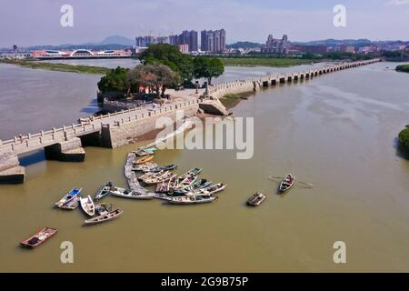 (210725) -- QUANZHOU, 25 luglio 2021 (Xinhua) -- Foto aerea scattata il 9 luglio 2021 mostra il Ponte Luoyang a Quanzhou, provincia del Fujian della Cina sudorientale. La Cina 'Quanzhou: Emporium of the World in Song-Yuan China' è stata aggiunta alla Lista del Patrimonio Mondiale dell'UNESCO come sito culturale la Domenica, portando il numero totale dei siti del paese patrimonio mondiale dell'UNESCO a 56. Quanzhou, una città costiera della provincia cinese di Fujian, era un centro commerciale marittimo globale di ritorno nelle dinastie di Song e Yuan. (Xinhua/Jiang Kehong) Foto Stock