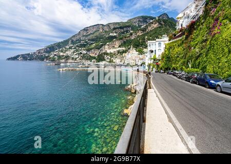 La famosa strada costiera della Costiera Amalfitana, vicino alla città di Amalfi, si affaccia sul Mar Mediterraneo, Italia Foto Stock