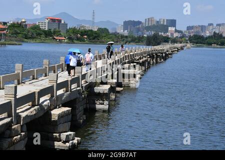 (210725) -- QUANZHOU, 25 luglio 2021 (Xinhua) -- la gente cammina sul ponte di Anping nella città di Anhai di Quanzhou, la provincia di Fujian della Cina sudorientale, 8 luglio 2021. La Cina 'Quanzhou: Emporium of the World in Song-Yuan China' è stata aggiunta alla Lista del Patrimonio Mondiale dell'UNESCO come sito culturale la Domenica, portando il numero totale dei siti del paese patrimonio mondiale dell'UNESCO a 56. Quanzhou, una città costiera della provincia cinese di Fujian, era un centro commerciale marittimo globale di ritorno nelle dinastie di Song e Yuan. (Xinhua/Jiang Kehong) Foto Stock