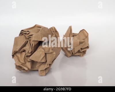 sfera di carta sgualcita su sfondo di carta marrone Foto Stock