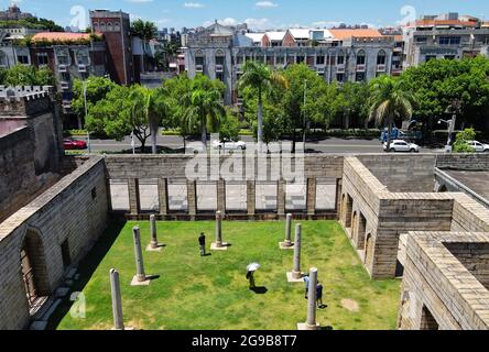 (210725) -- QUANZHOU, 25 luglio 2021 (Xinhua) -- Foto aerea scattata il 24 luglio 2021 mostra la Moschea di Qingjing a Quanzhou, provincia del Fujian della Cina sudorientale. La Cina 'Quanzhou: Emporium of the World in Song-Yuan China' è stata aggiunta alla Lista del Patrimonio Mondiale dell'UNESCO come sito culturale la Domenica, portando il numero totale dei siti del paese patrimonio mondiale dell'UNESCO a 56. Quanzhou, una città costiera della provincia cinese di Fujian, era un centro commerciale marittimo globale di ritorno nelle dinastie di Song e Yuan. (Xinhua/Wei Peiquan) Foto Stock