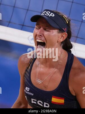 Tokyo, Giappone. 25 luglio 2021. Liliana Fernandez Steiner di Spagna reagisce durante la partita preliminare femminile di Beach volley di Tokyo 2020 tra Liliana Fernandez Steiner/Elsa Baquerizo McMillan di Spagna e Sanne Keizer/Madelein Meppelink dei Paesi Bassi a Tokyo, Giappone, il 25 luglio 2021. Credit: Li He/Xinhua/Alamy Live News Foto Stock