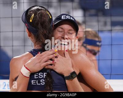 Tokyo, Giappone. 25 luglio 2021. Liliana Fernandez Steiner (indietro) /Elsa Baquerizo McMillan di Spagna festeggia dopo aver segnato durante la partita preliminare femminile di Beach volley di Tokyo 2020 tra Liliana Fernandez Steiner/Elsa Baquerizo McMillan di Spagna e Sanne Keizer/Madelein Meppelink dei Paesi Bassi a Tokyo, Giappone, 25 luglio 2021. Credit: Li He/Xinhua/Alamy Live News Foto Stock