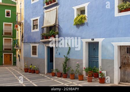 Blue House con vasi da fiori, Villajoyosa, Spagna Foto Stock