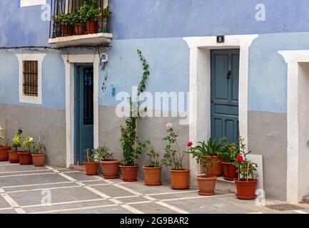 Blue House con vasi da fiori, Villajoyosa, Spagna Foto Stock