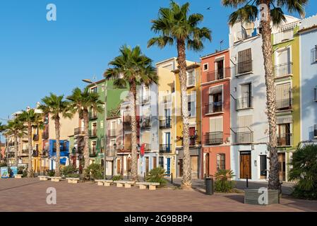 Case colorate fronte spiaggia, Cases de Colors, Carrer Arsenal, Villajoyosa, Spagna Foto Stock