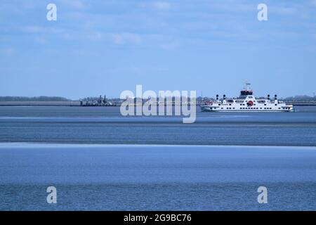 Waddensea, Paesi Bassi-Aprile 26,2021: Traghetto per auto con passeggeri che navigano sul Mare di Wadden dall'isola della Frisia Occidentale Ameland a Holwerd in Frisia Foto Stock