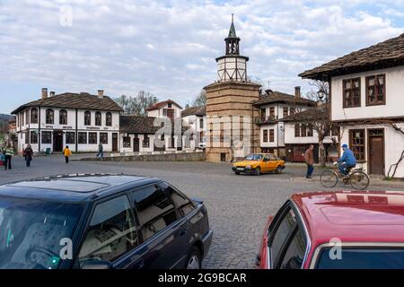 Antica torre dell'orologio a Tryavna, una piccola città ben conosciuta come un esempio di vecchia architettura tradizionale bulgara, Balcani, Bulgaria Foto Stock