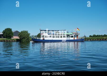 Amersfoort, Hoogland, Paesi Bassi 13 giugno 2021, Bicyboat, traghetto eemland sul fiume EEM con passeggeri e una diga e cielo blu nel Foto Stock