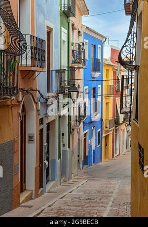 Strada stretta con case colorate nella città balneare di Villajoyosa, Spagna Foto Stock