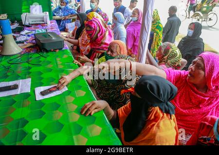 Dhaka, Bangladesh. 25 luglio 2021. Le persone svantaggiate attendono in coda la registrazione del vaccino del coronavirus presso un punto di registrazione del vaccino gestito volontariamente nel campus dell'Università di Dhaka, a Dhaka, Bangladesh, il 25 luglio 2021. Un gruppo di studenti dell'Università di Dhaka aiuta volontariamente le persone svantaggiate e galleggianti con il processo di registrazione del vaccino COVID-19. (Credit Image: © Suvra Kanti Das/ZUMA Press Wire) Foto Stock