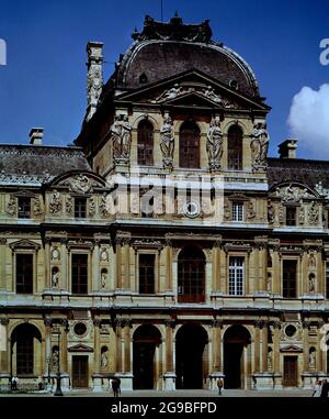 PABELLON DEL RELOJ CONSTRUIDO EN 1640 RESPETANDO EL ESTILO RENACENTISTA DE LA FACHADA DE LESCOT. Autore: JACQUES LEMERCIER. POSIZIONE: MUSEO DEL LOUVRE-ESTERNO. Francia. Foto Stock