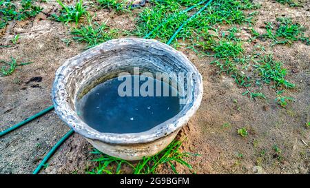 Serbatoio dell'acqua potabile per animali domestici. Serbatoio dell'acqua in calcestruzzo. Impressionante vista acqua pot pieno di con acqua in campagna India. Foto Stock