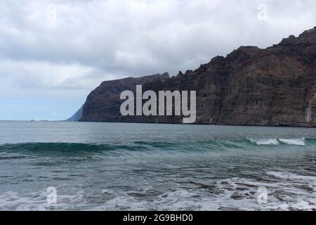 Paesaggio roccioso Gigantes con spiaggia nera. Isola Tenerife natura. Costa atlantica. Foto Stock