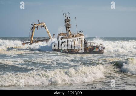 Le onde si infrangono sul relitto di Zeila sulla Skeleton Coast in Namibia, Africa sudoccidentale. Foto Stock