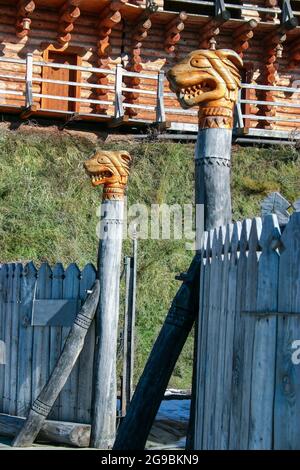 Cancello in architectural Historical Park. Totem posti di gate con scolpito mitico drago scandinavo difensori. Scultura in legno fatti a mano. Foto Stock