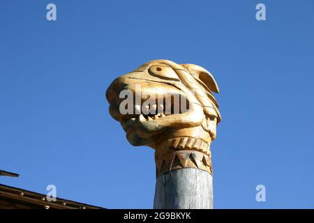 Taglio a mano di totem di legno testa di un mitico drago sulla colonna di porta o scandinavo Drakkar. Simbolo mitologico protettivo dei vichinghi scandinavi Foto Stock