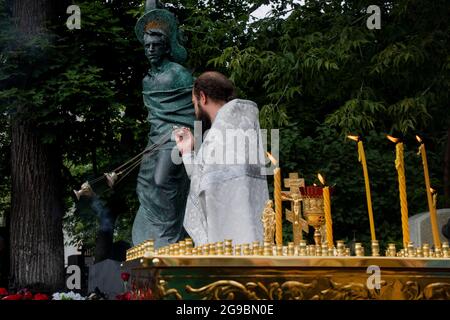 Mosca, Russia. 25 luglio 2021 Servizio commemorativo presso la tomba di Vladimir Vysotsky nel cimitero di Vagankovsky a Mosca, nel 41° anniversario della morte del poeta Foto Stock
