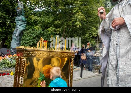 Mosca, Russia. 25 luglio 2021 Servizio commemorativo presso la tomba di Vladimir Vysotsky nel cimitero di Vagankovsky a Mosca, nel 41° anniversario della morte del poeta Foto Stock