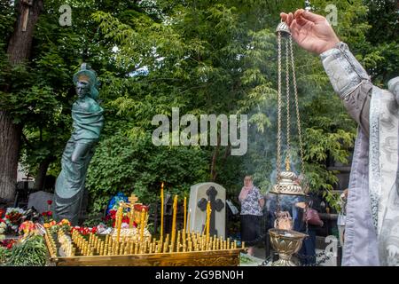 Mosca, Russia. 25 luglio 2021 Servizio commemorativo presso la tomba di Vladimir Vysotsky nel cimitero di Vagankovsky a Mosca, nel 41° anniversario della morte del poeta Foto Stock