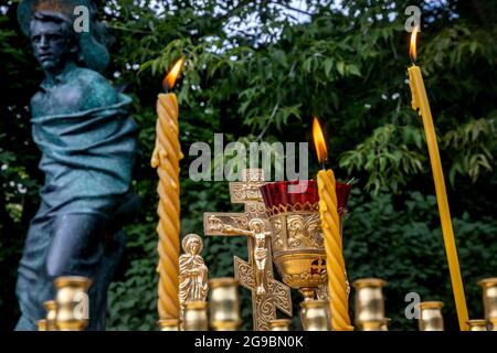 Mosca, Russia. 25 luglio 2021 Servizio commemorativo presso la tomba di Vladimir Vysotsky nel cimitero di Vagankovsky a Mosca, nel 41° anniversario della morte del poeta Foto Stock