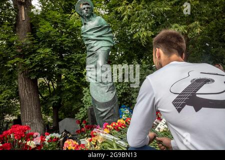 Mosca, Russia. 25 luglio 2021 persone hanno messo fiori sulla tomba di artista, compositore e cantante popolare Vladimir Vysotsky nel cimitero di Vagankovo di Mosca, il 41° anniversario della sua morte, la Russia Foto Stock