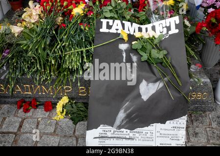 Mosca, Russia. 25 luglio 2021 il poster del gioco 'Hamlet' del Teatro Taganka con un ritratto di Vladimir Vysotsky sulla tomba dell'attore e poeta al Cimitero Vagankovsky a Mosca Foto Stock