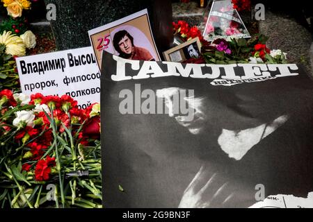 Mosca, Russia. 25 luglio 2021 il poster del gioco 'Hamlet' del Teatro Taganka con un ritratto di Vladimir Vysotsky sulla tomba dell'attore e poeta al Cimitero Vagankovsky a Mosca Foto Stock