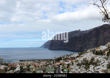 Paesaggio roccioso Gigantes con spiaggia nera. Isola Tenerife natura. Costa atlantica. Foto Stock