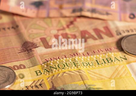 Una composizione di lira libanese LL. Le banconote e le monete LBP libanesi offrono grandi opzioni da utilizzare per illustrare i soggetti come business Foto Stock