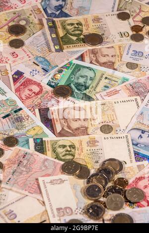 Una composizione di lev bulgaro le banconote e le monete in euro che fornisce numerose opzioni per essere usato per illustrare argomenti come business, bancario, media ecc. Foto Stock