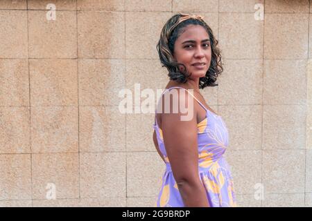 Ridendo Donna nel suo tardo 40 Foto Stock
