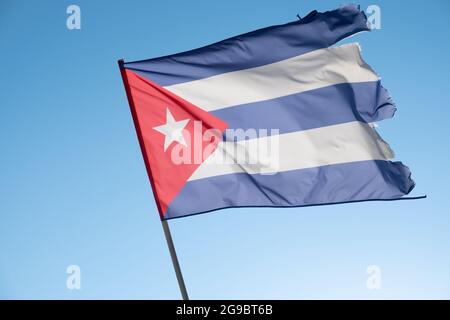 Bandiera di Cuba su sfondo blu cielo. Spazio per la copia vuoto. Bandiera cubana che oscilla nel vento Foto Stock