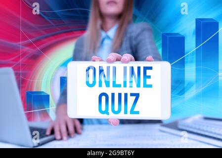 Scrittura del quiz online con testo visualizzato. Parola per il gioco o uno sport della mente che sono pubblicati sul Internet Business Woman seduta in Office Holding Mobile Foto Stock