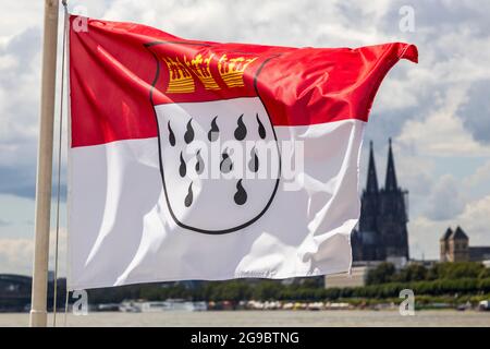 Stemma su bandiera, Cattedrale di Colonia, Kölner Dom, sul retro, Colonia, Renania Settentrionale-Vestfalia, Germania, Europa Foto Stock