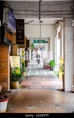 Un corridoio nel mercato di Connaught Place Foto Stock