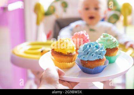 Primo piano di Happy boy che mangia torta di carote cupcake