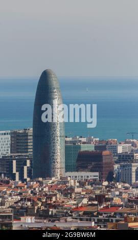 BARCELLONA, SPAGNA - OTT 25, 2019: Torre Agbar nel quartiere finanziario di Barcellona, torre di 38 piani a Barcellona al 15 agosto 2010. La torre ha un totale Foto Stock