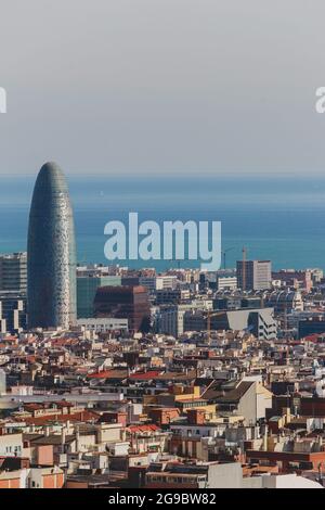 BARCELLONA, SPAGNA - OTT 25, 2019: Torre Agbar nel quartiere finanziario di Barcellona, torre di 38 piani a Barcellona al 15 agosto 2010. La torre ha un totale Foto Stock