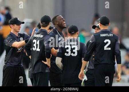 Carlos Braithwaite di Manchester Originals celebra la presa del wicket di Moeen Ali di Birmingham Phoenix Foto Stock