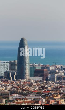 BARCELLONA, SPAGNA - OTT 25, 2019: Torre Agbar nel quartiere finanziario di Barcellona, torre di 38 piani a Barcellona al 15 agosto 2010. La torre ha un totale Foto Stock