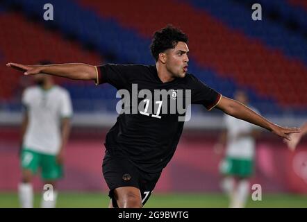 YOKOHAMA, GIAPPONE - LUGLIO 25: Nadiem Amiri della Germania festeggia dopo aver segnato per la Germania durante la partita del Tokyo 2020 Olympic Mens Football Tournament tra Arabia Saudita e Germania allo Stadio Nissan il 25 luglio 2021 a Yokohama, Giappone Foto Stock