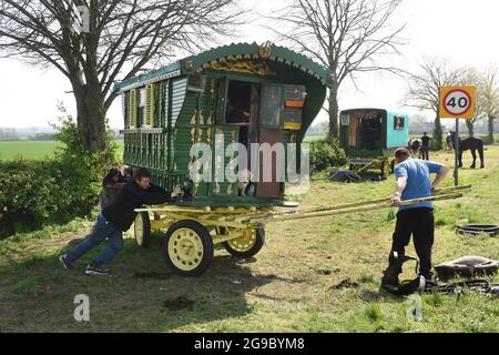 La famiglia Romany pulisce il sito mentre si preparano a passare a Sutton Maddock nello Shropshire Inghilterra UK. Percy Bennett e la famiglia Foto Stock