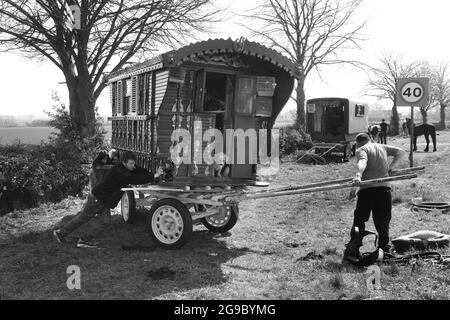 La famiglia Romany pulisce il sito mentre si preparano a passare a Sutton Maddock nello Shropshire Inghilterra UK. Percy Bennett e la famiglia Foto Stock