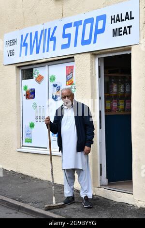 MR Hussein fuori dal suo negozio vicino a Regent Street a Wellington. Ha vissuto lì dalla metà degli anni '60 Foto Stock