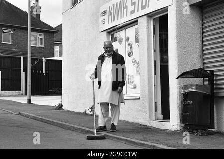 MR Hussein fuori dal suo negozio vicino a Regent Street a Wellington. Ha vissuto lì dalla metà degli anni '60 Foto Stock