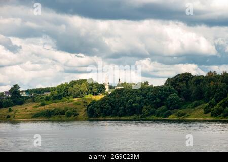 Vista della Chiesa del Salvatore immagine non fatta dalle mani e l'Arcangelo Michele sulle rive del fiume Volga nella città di Tutaev Foto Stock