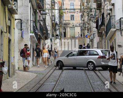 Lisboa, Lisboa Portogallo. 25 luglio 2021. (INT) movimento di persone in via Bica, a Lisbona. 25 luglio 2021, Lisbona, Portogallo: Movimento di persone su Bica Street, che un tempo era considerata una delle strade più belle del mondo, domenica (25) (Credit Image: © Edson De Souza/TheNEWS2 via ZUMA Press Wire) Foto Stock